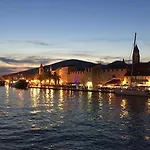 Mamut アパート トロギール